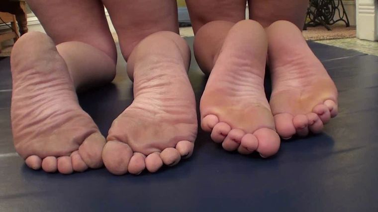 Sweet Southern Feet - Skyler and Emily whos the best foot model