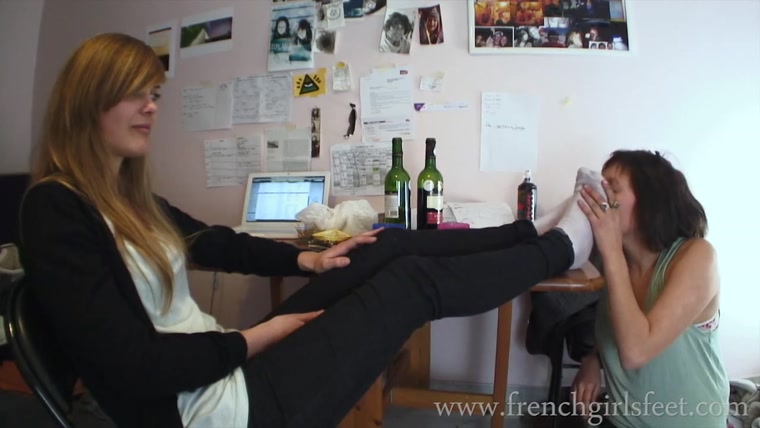 FRENCH GIRLS FEET - When roommates become foot slaves
