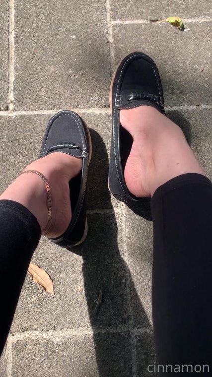 cinnamonfeet2 - teasing with my feet in public
