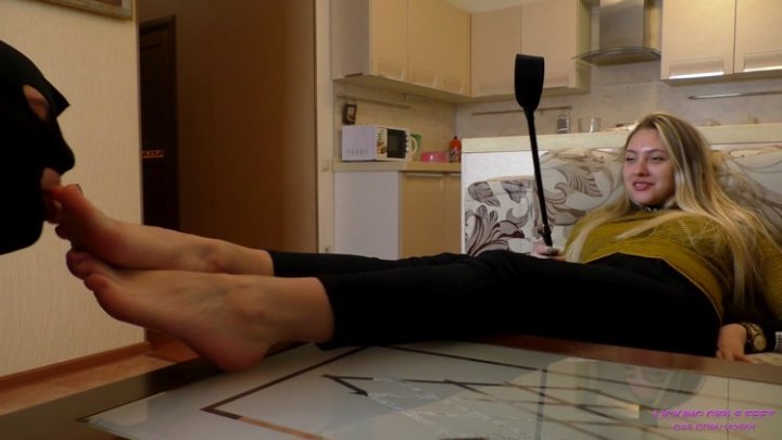 KIRA - Have some fun and relax - Foot worship on the table